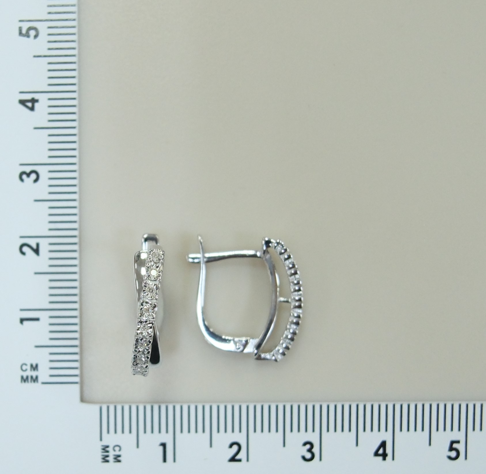 Серебряные серьги с бриллиантами